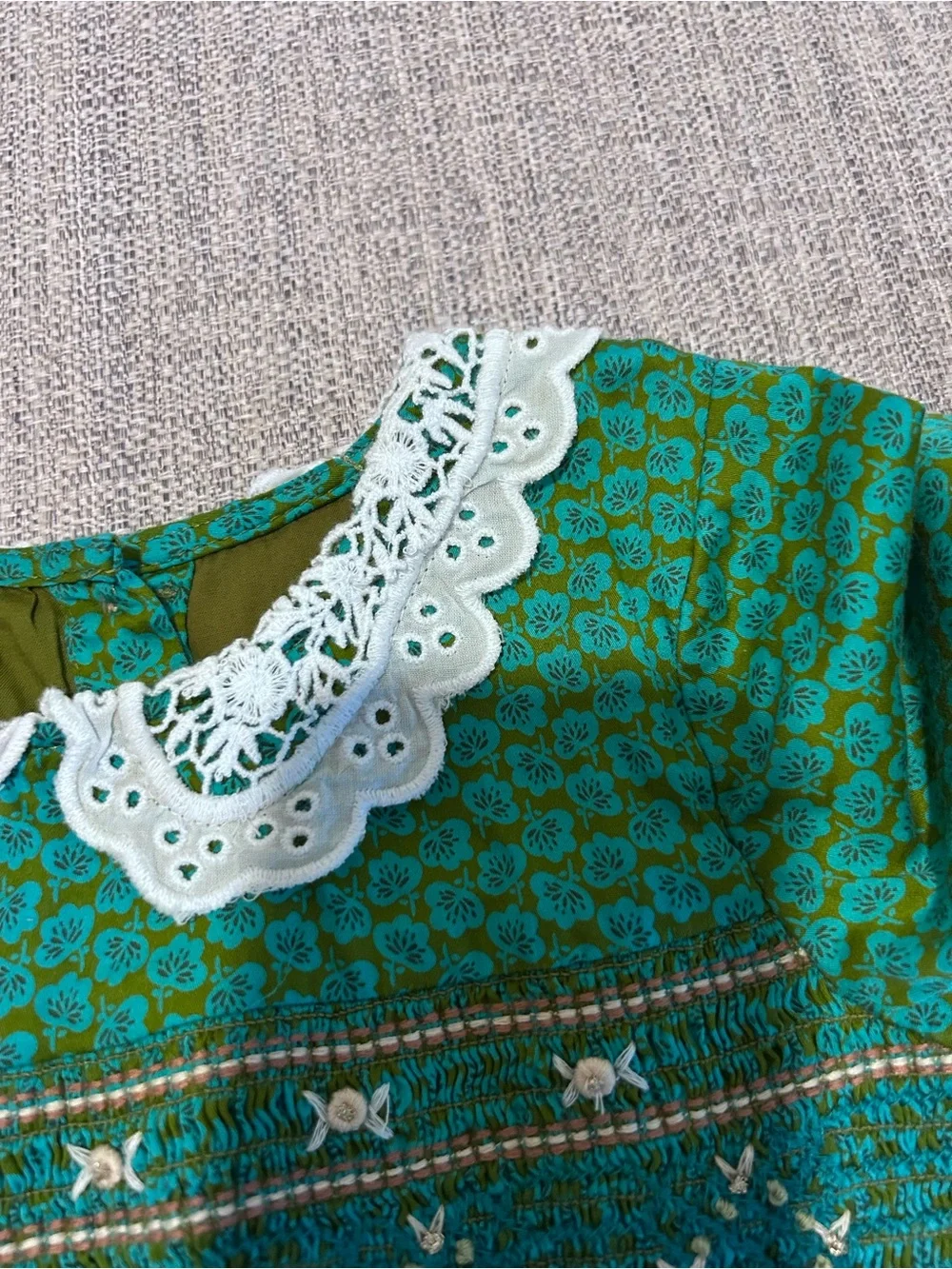 Next Green Smocked Embroidered Long-Sleeve Dress White Lace Collar. Size 4/5